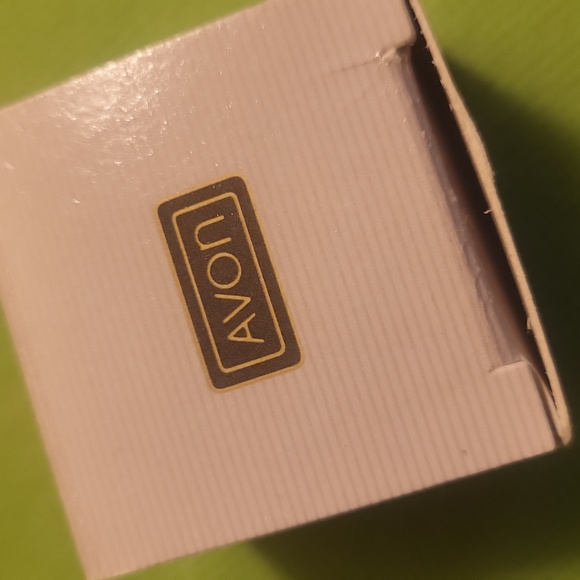 Avon New In Box seashell clam with gem post earrings Vintage - Picture 2 of 2